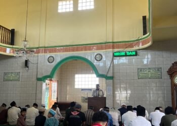 Penyuluh KUA Cisaat Sampaikan Pesan Keagamaan melalui Khutbah Jumat