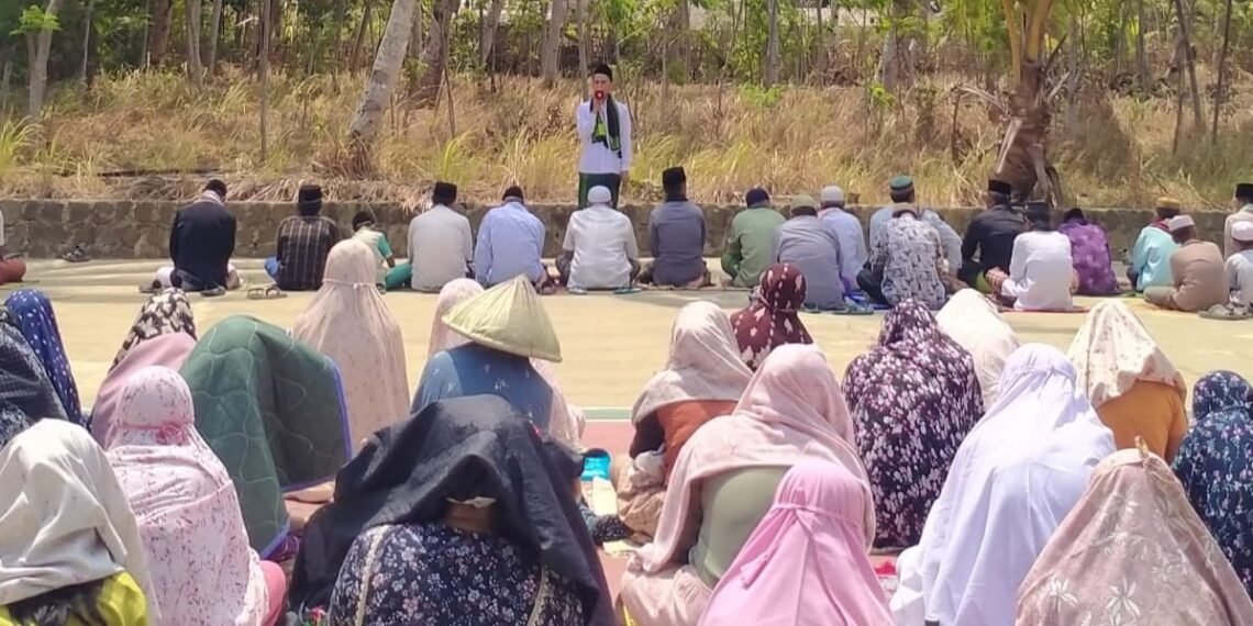 Penyuluh KUA Ciracap Bersama Warga Gelar Salat Istisqa di Pondok Pesantren Yarpa