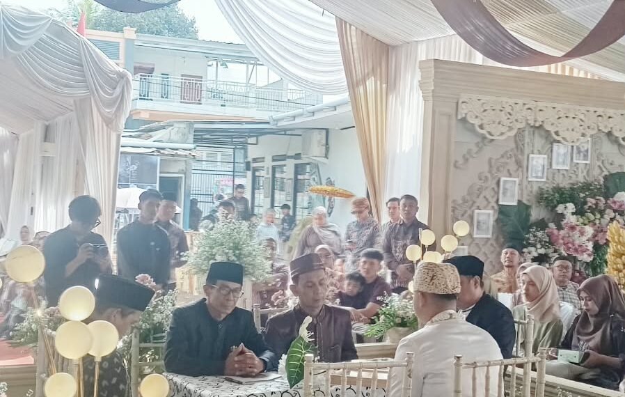 Penghulu KUA Parungkuda Pimpin Pelaksanaan Akad Nikah di Desa Langensari