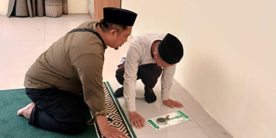 KUA Ciemas Lakukan Kalibrasi Arah Kiblat di Musala Kantor Kecamatan