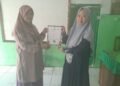 Penyuluh Agama KUA Parakansalak Serahkan SKT Majelis Taklim Darurrohman