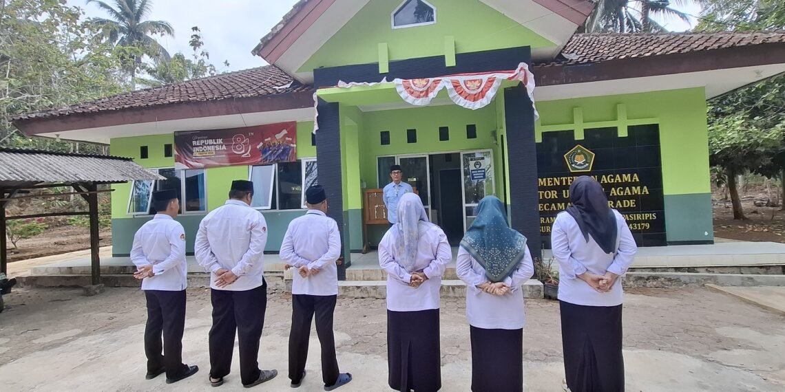 Apel Pagi KUA Surade, Pembina Ingatkan Peningkatan Disiplin dan Pelayanan Masyarakat