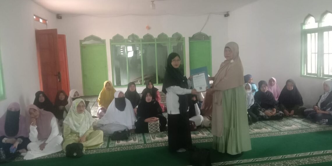 Penyuluh KUA Kabandungan Berikan Bimbingan Keagamaan dan Serahkan SKT Majelis Taklim USISA ALA TAQWA