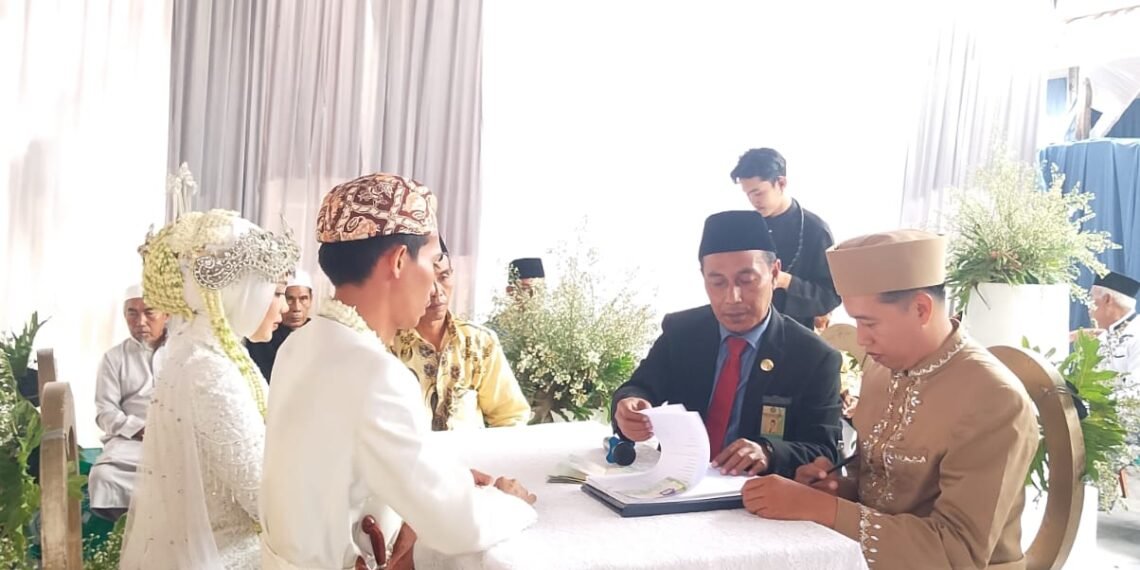 Catat Pernikahan di Desa Buniwangi, Penghulu KUA Surade Ingatkan Pentingnya Komunikasi dalam Keluarga