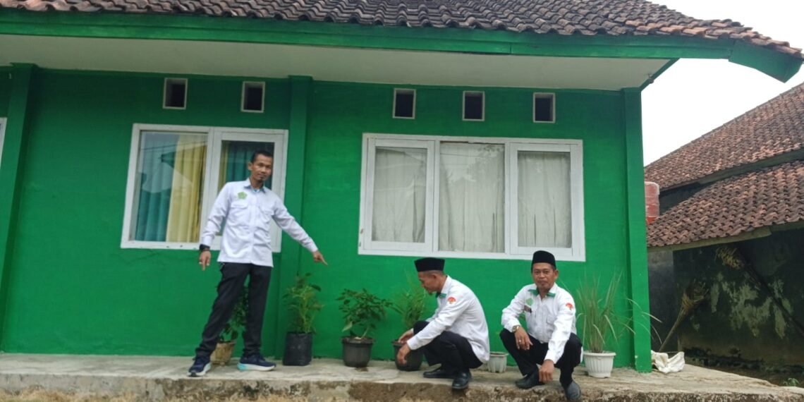 KUA Ciemas Rawat Tanaman Program Sawahon untuk Menjaga Keberlanjutan Program