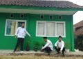 KUA Ciemas Rawat Tanaman Program Sawahon untuk Menjaga Keberlanjutan Program