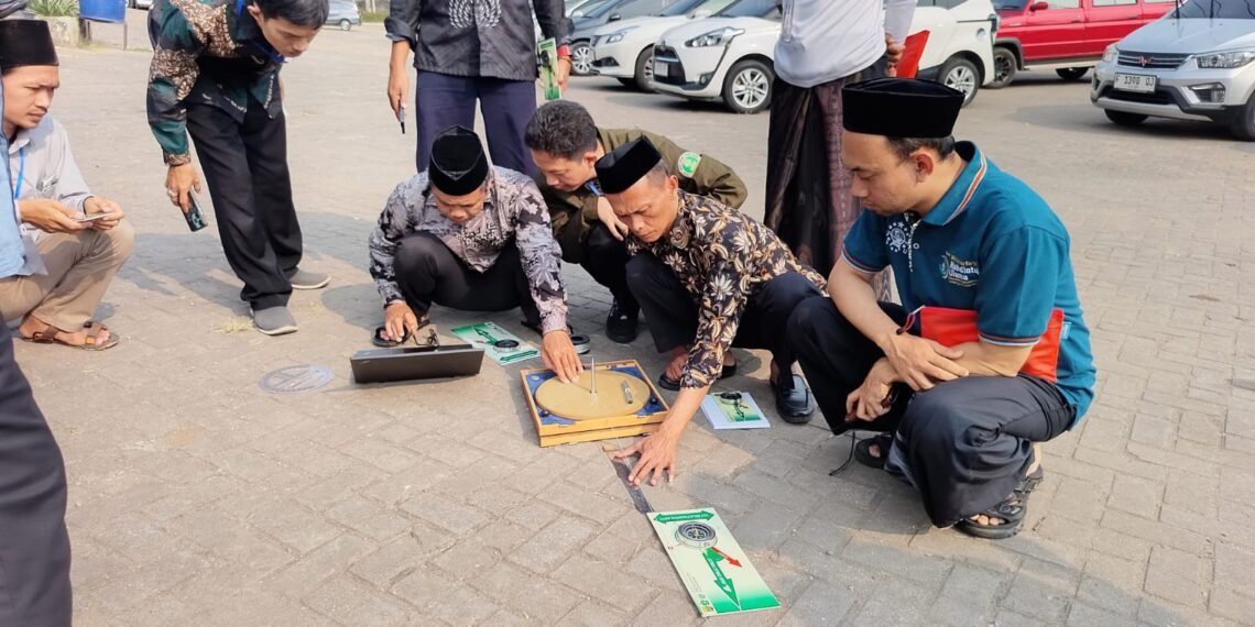 Penyuluh KUA Cibadak Perkenalkan Pengukuran Arah Kiblat Menggunakan Mizwala