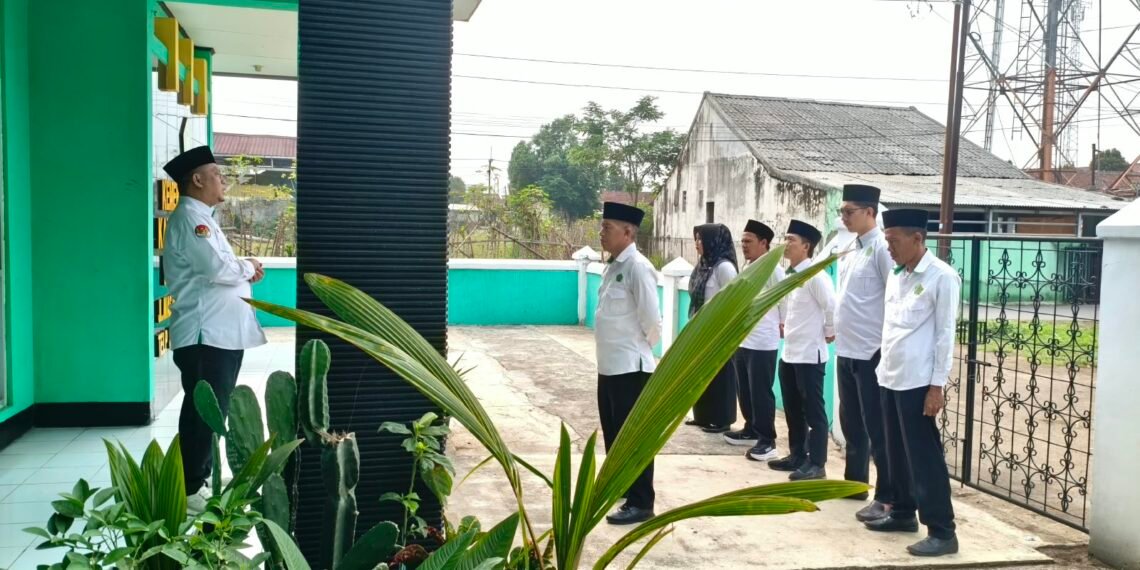 Apel Pagi KUA Nagrak, Kepala KUA Ajak Pegawai Bekerja dengan Sepenuh Hati