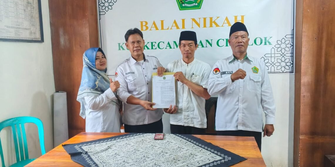 Perkuat Pembinaan Al-Qur’an, Penyuluh dan JFU KUA Cisolok Serahkan SK KKPQ