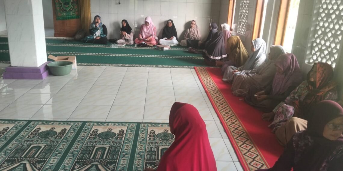 Penyuluh KUA Cisolok Ajak Jamaah Majelis Taklim Al-Hikmah Bangun Keluarga Sakinah
