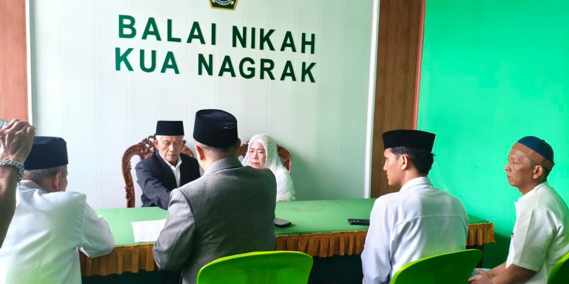 Di Usia Senja, Pasangan Lansia Mantap Menikah di KUA Nagrak