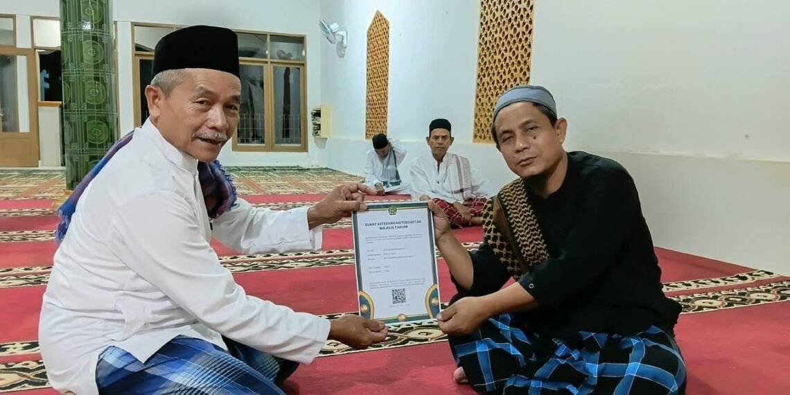 Perkuat Legalitas Majelis Taklim, Penyuluh KUA Ciracap Serahkan Sertifikat MT Nurul Huda