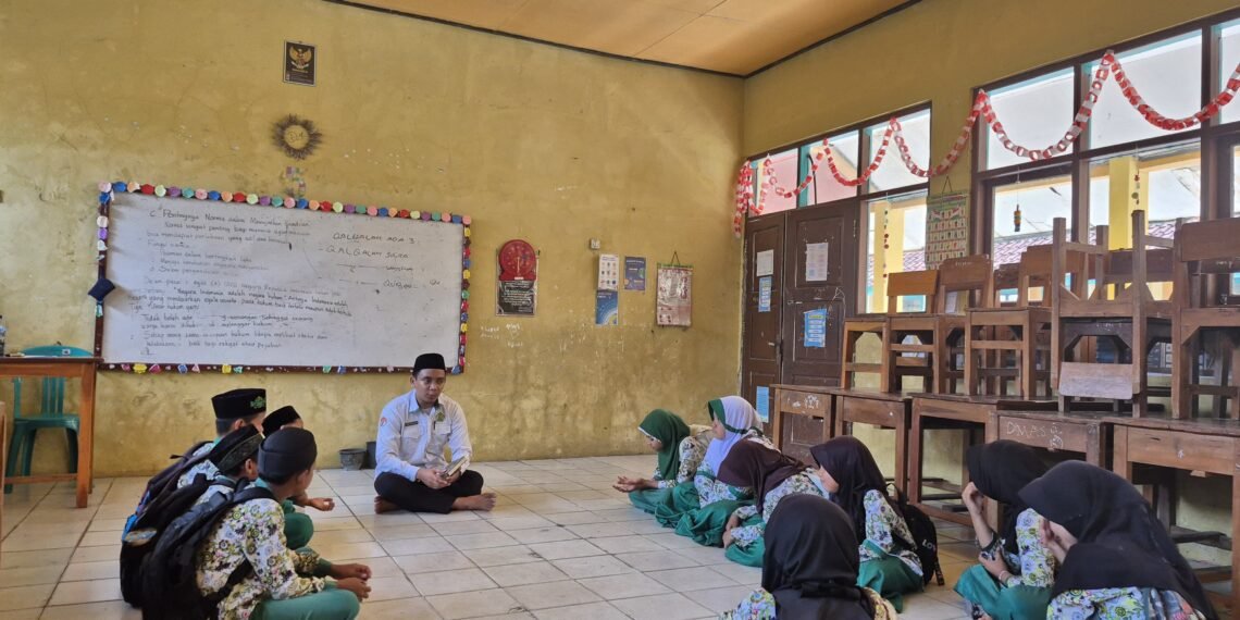 Perkuat Kemampuan Baca Al-Qur’an, Penyuluh KUA Cibitung Bimbing Tahsin Surah Al-Falaq di MDTU Az-Zahra