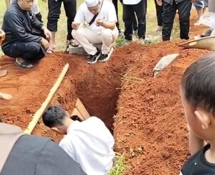 Penyuluh Agama Islam KUA Cibitung Dampingi Warga dalam Pemulasaraan Jenazah hingga Pemakaman