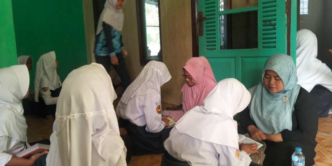 Perkuat Kemampuan Baca Tulis Al-Qur’an, Penyuluh KUA Cisolok Berikan Pembinaan BTQ di SMPN 1 Cisolok