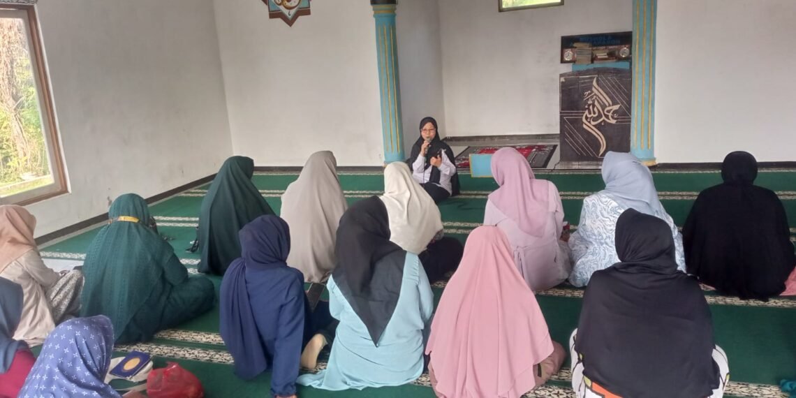Taqwa Menjadi Kunci Kebahagiaan, Penyuluh KUA Kabandungan Bina Jemaah MT Almunawaroh