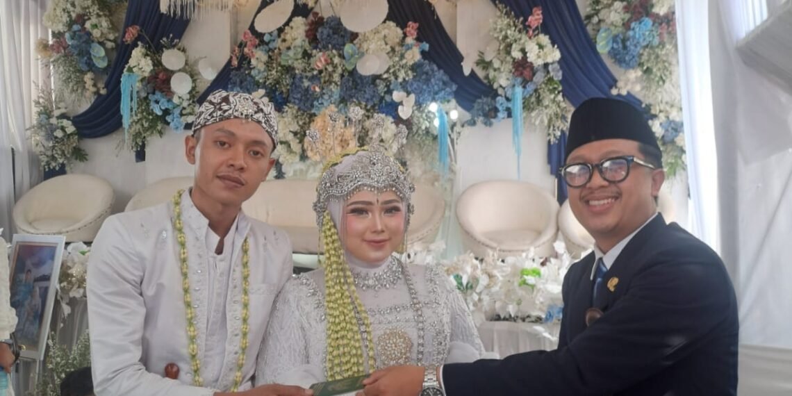 Penghulu KUA Cikidang Layani Akad Nikah, Pastikan Prosesi Berjalan Tertib
