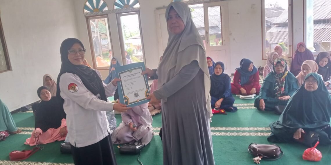 Perkuat Administrasi Kelembagaan, Penyuluh KUA Kabandungan Serahkan SKT Majelis Taklim Al-Munawaroh