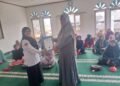 Perkuat Administrasi Kelembagaan, Penyuluh KUA Kabandungan Serahkan SKT Majelis Taklim Al-Munawaroh