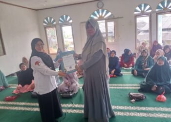 Perkuat Administrasi Kelembagaan, Penyuluh KUA Kabandungan Serahkan SKT Majelis Taklim Al-Munawaroh