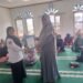 Perkuat Administrasi Kelembagaan, Penyuluh KUA Kabandungan Serahkan SKT Majelis Taklim Al-Munawaroh