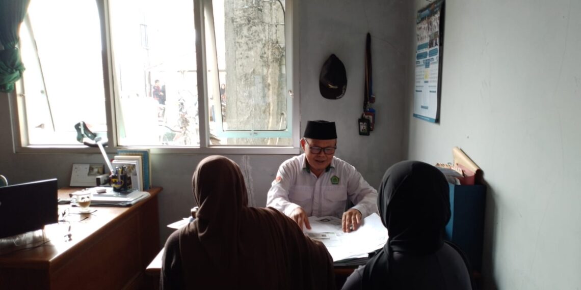 Penghulu KUA Kabandungan Verifikasi Berkas Pendaftaran Nikah