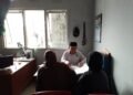 Penghulu KUA Kabandungan Verifikasi Berkas Pendaftaran Nikah