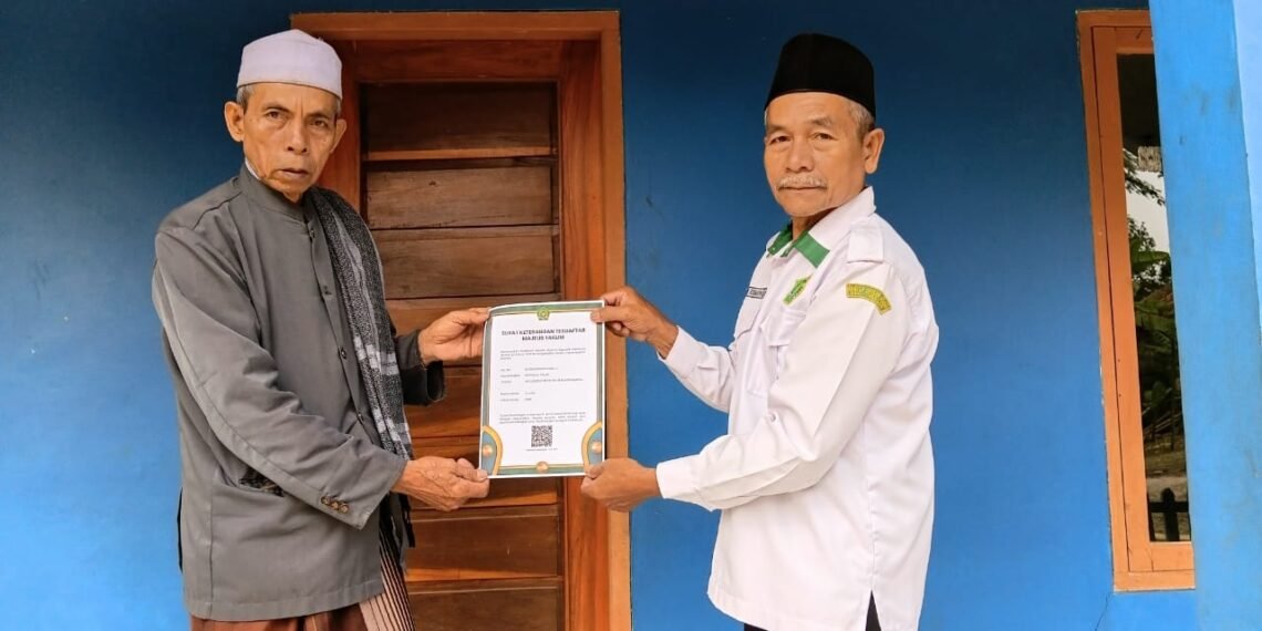 Perkuat Legalitas Majelis Taklim, Penyuluh KUA Ciracap Serahkan SKT Miftahul Falah
