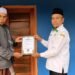 Perkuat Legalitas Majelis Taklim, Penyuluh KUA Ciracap Serahkan SKT Miftahul Falah