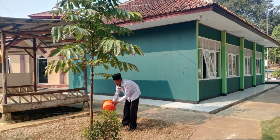 KUA Ciracap Rawat Pohon di Musim Kemarau, Perkuat Program SAWAHON