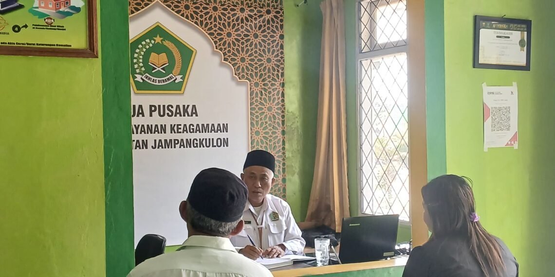 KUA Jampangkulon Berikan Layanan Konsultasi BP4 kepada Warga
