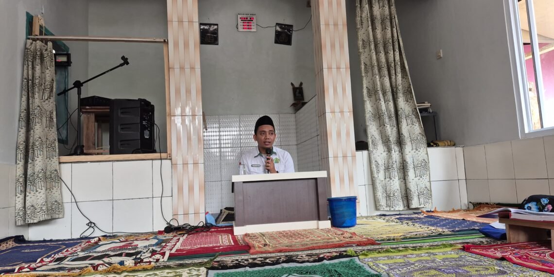 Penyuluh KUA Cibitung Bimbing Jamaah Majelis Taklim Al-Hadad Tahsin Surah Al-Fatihah
