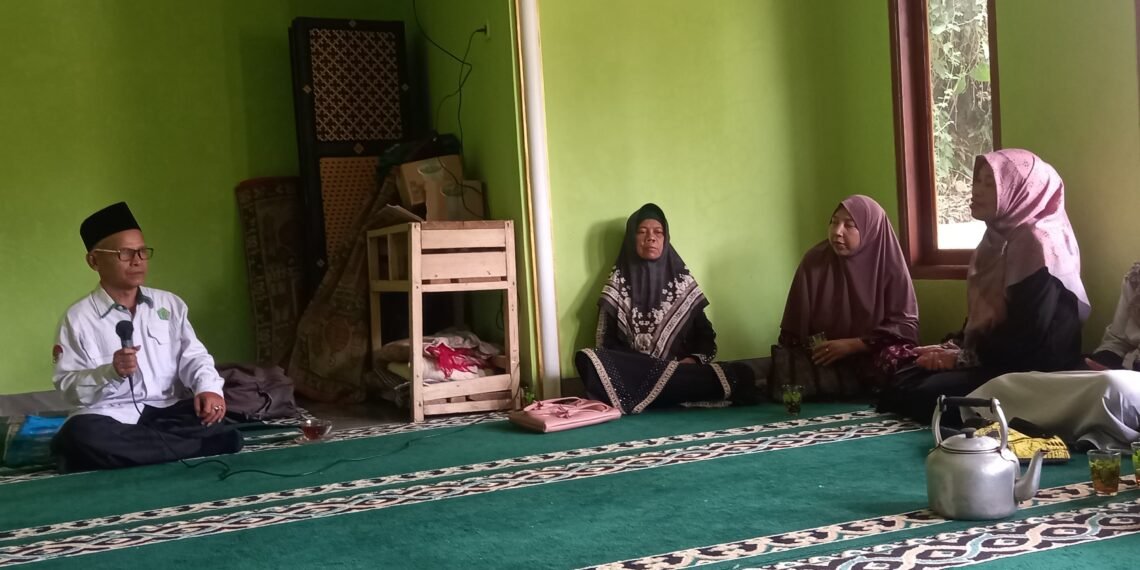 Penyuluh KUA Cikidang Ajak Jamaah Majelis Taklim Barokatul Hidayah Terus Menuntut Ilmu