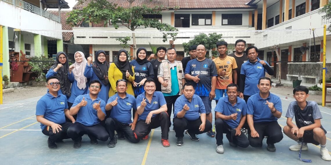 KUA Cisaat dan Guru SMK PGRI Cisaat Perkuat Sinergi melalui Pertandingan Bola Voli