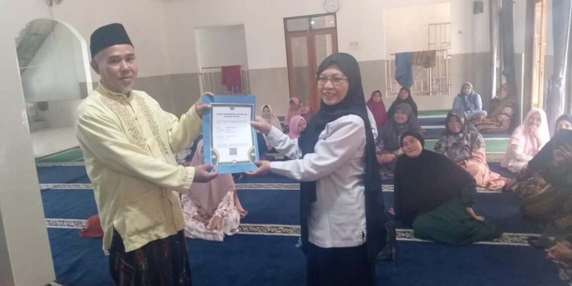 Penyuluh KUA Kabandungan Bina Jamaah Majelis Taklim Al-Hidayah sekaligus Serahkan SKT