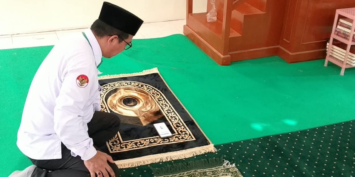 Penyuluh KUA Cikidang Laksanakan Kalibrasi Arah Kiblat di Masjid Sholih bin A’yis Al’ Athwi