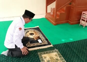 Penyuluh KUA Cikidang Laksanakan Kalibrasi Arah Kiblat di Masjid Sholih bin A’yis Al’ Athwi