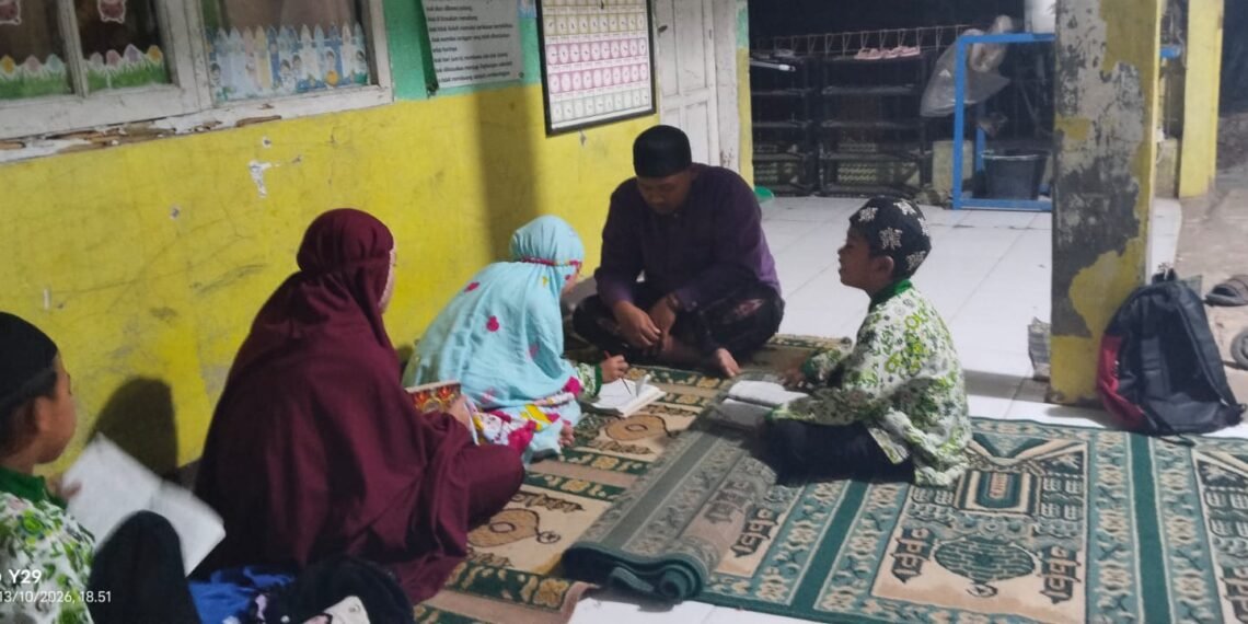 Gerakan Magrib Mengaji, Penyuluh KUA Jampangkulon Ajak Warga Dekat dengan Al-Qur’an