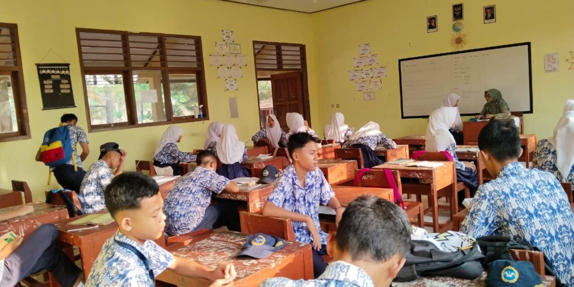 Penyuluh KUA Jampangkulon Dampingi Siswa Kelas IX SMPN 4 Belajar Baca Tulis Al-Qur’an