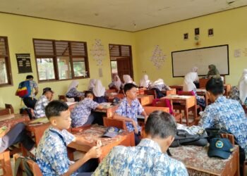 Penyuluh KUA Jampangkulon Dampingi Siswa Kelas IX SMPN 4 Belajar Baca Tulis Al-Qur’an