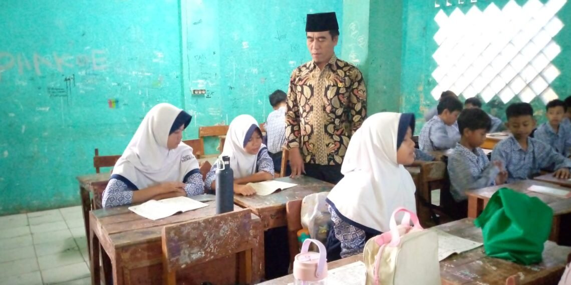 Perkuat Kemampuan Baca Tulis Al-Qur’an, Penyuluh KUA Parungkuda Bina Siswa SMPN 1 Parungkuda