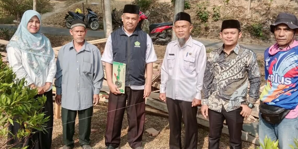 Dukung Ekoteologi, Kepala KUA Kalibunder Lakukan Kalibrasi Arah Kiblat dan Peletakan Batu Pertama Masjid As-Syamsu