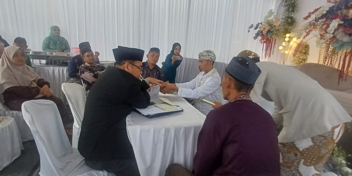 Layani Akad Nikah, Penghulu KUA Cikidang Dampingi Pasangan Memulai Kehidupan Berkeluarga
