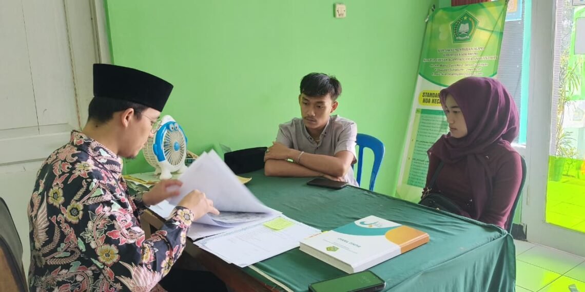 Pastikan Data Akurat, Penghulu KUA Cicantayan Lakukan Verifikasi Calon Pengantin