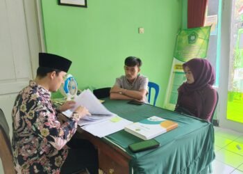 Penghulu KUA Cicantayan Validasi Data Calon Pengantin untuk Cegah Kesalahan Buku Nikah
