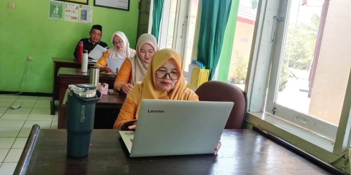 Pegawai KUA Ciracap Biasakan Membawa Tumbler untuk Kurangi Plastik Sekali Pakai