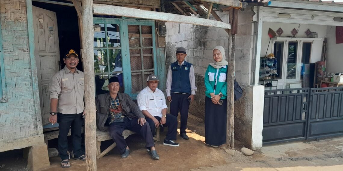Penyuluh KUA Cisolok Bersinergi Bantu Warga dengan Rumah Hampir Roboh