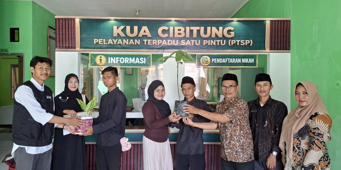 KUA Cibitung Dorong Calon Pengantin Ikut Gerakan SAWAHON melalui Program Satu Pasangan Satu Pohon