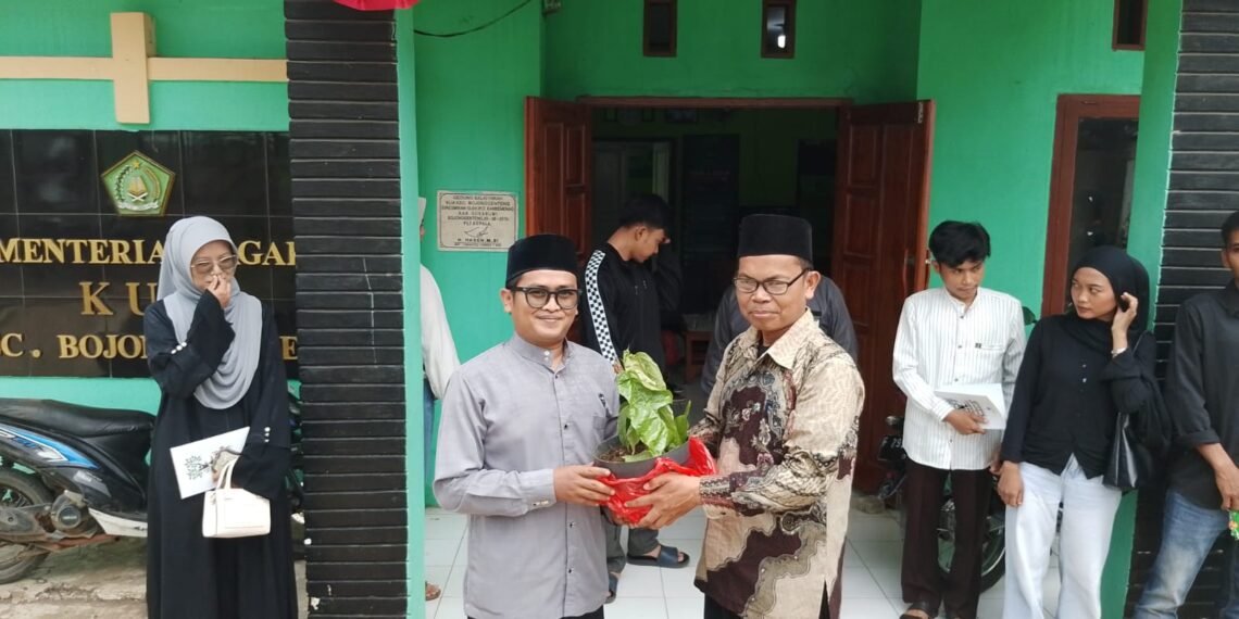 Calon Pengantin KUA Bojonggenteng Bawa Bibit Pohon, Tanamkan Kepedulian Lingkungan Sejak Awal Berkeluarga