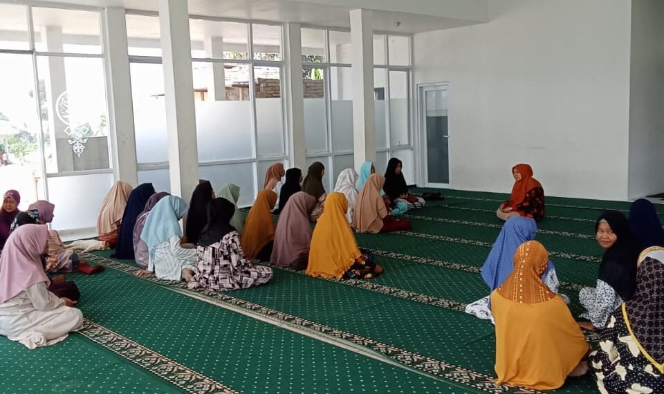 Penyuluh KUA Sukalarang Ajak Jamaah Majelis Taklim Membiasakan Rasa Syukur